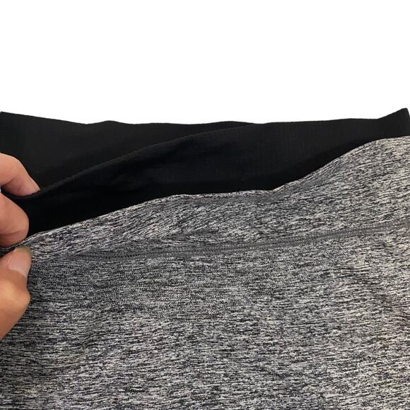 Fabletics Charcoal Heather Gray & Black Seamless Capri Leggings, Size Small - Picture 5 of 12